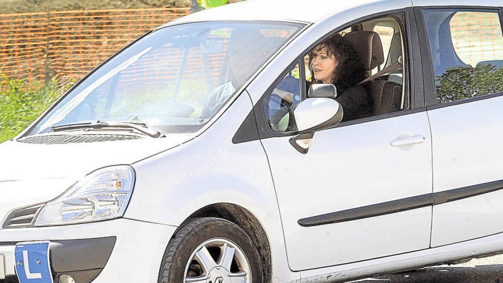 Idoia López Riaño, la Tigresa, tomando lecciones de conducir en mayo de 2015.