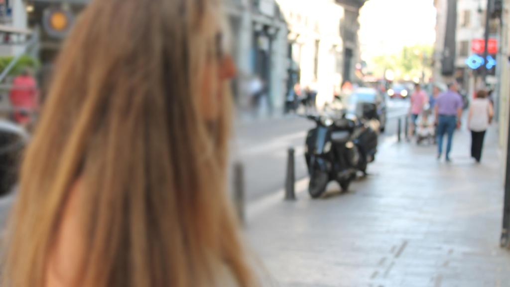 María E. tiene 53 años y denunció a su pareja por maltrato; él fue condenado pero ha continuado su maltrato psicológico a través de la pulsera que se supone es para proteger a María.