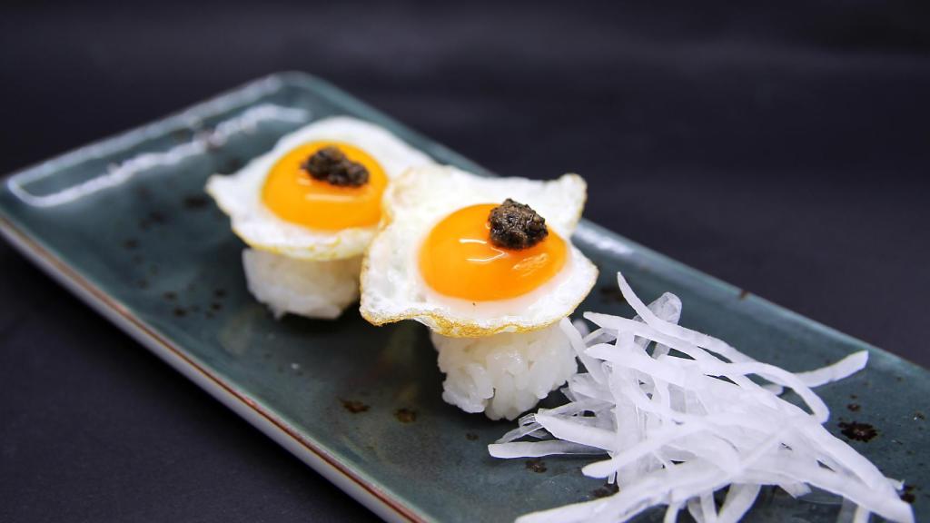 Nigiri de huevos de cordoniz y trufa.