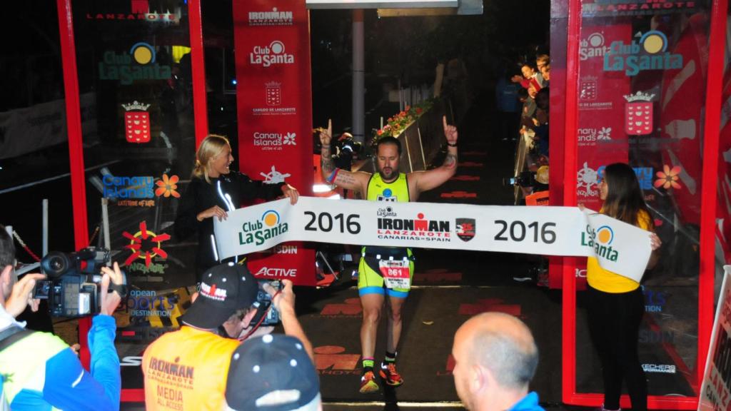 Abel Aguilera finaliza el Ironma de Lanzarote.