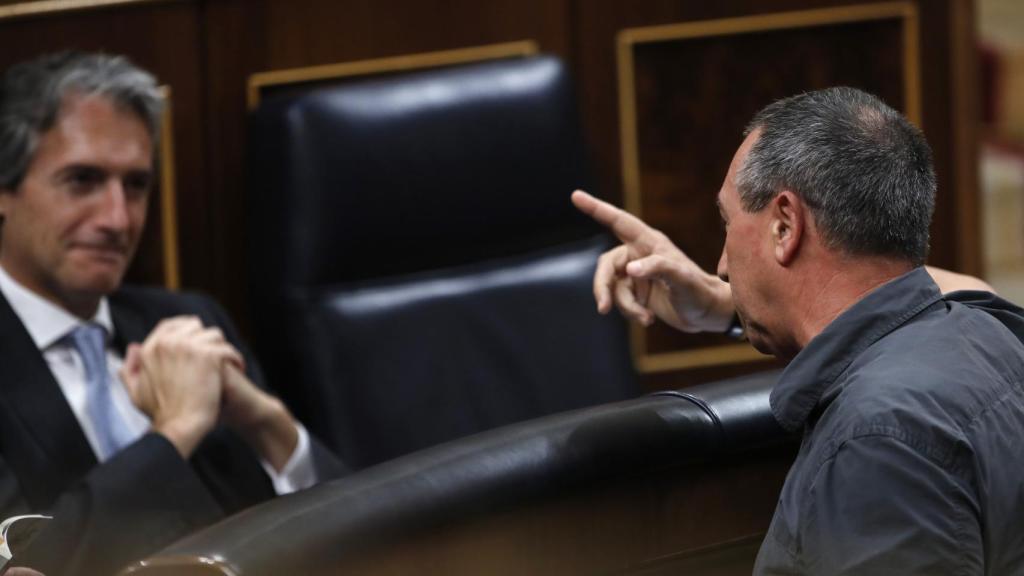 El portavoz de Compromís, Joan Baldoví, se dirige al ministro de Fomento, Íñigo de la Serna.