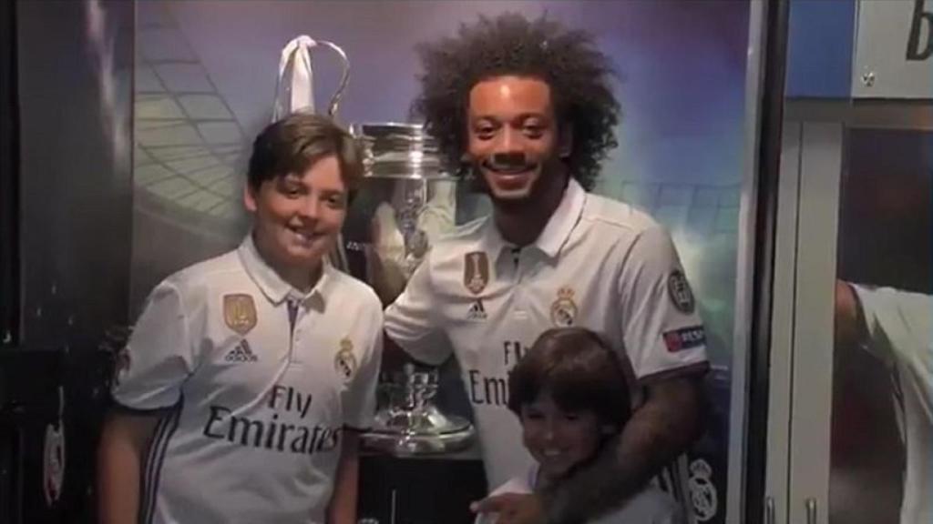 Marcelo con unos niños y La Duodécima. Foto: Twitter (@marcelom12)