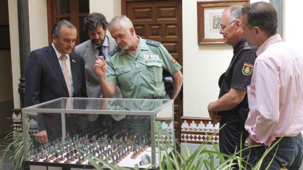 Gregorio en el patio de la Subdelegación del Gobierno.