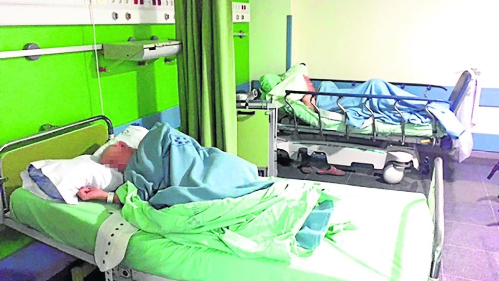 Los dos ancianos que viven desde hace seis meses en Urgencias han compartido habitación con otras diez personas