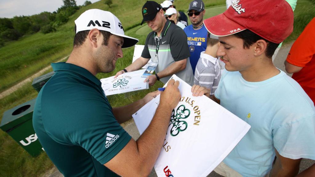 Jon Rahm firma autógrafos en Erin Hills.
