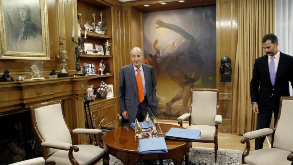 Juan Carlos I, Felipe VI y el atleta incrustado en la pared del despacho de la Zarzuela.