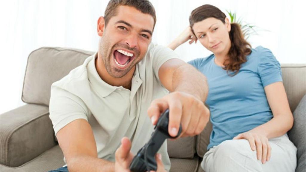 Un chico juega mientras la chica que le acompaña mira a otro lado.