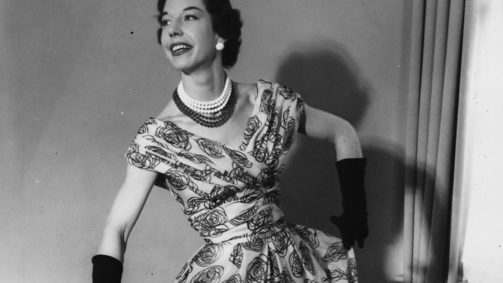 Diseño de Christian Dior con un vestido de silueta tulipán de los años 50. | Foto: Getty Images.