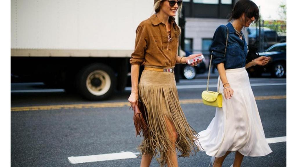 Mujeres caminando con las faldas de moda.