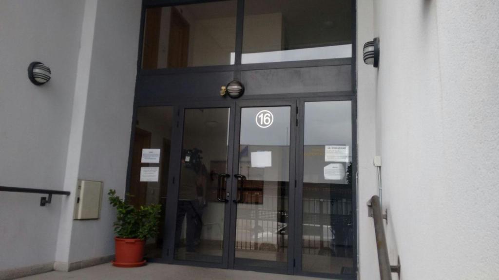 El portal del edificio en el que vivía Pedro Luis Gallego.