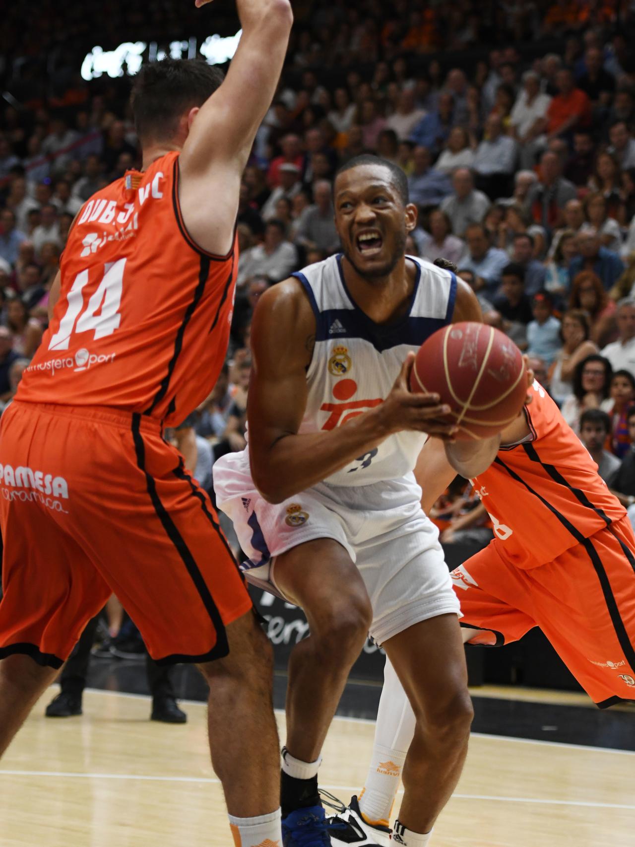 Randolph ante Dubljevic en el tercer partido de la final.