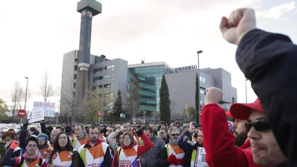 Trabajadores de Telemadrid protestando a las puertas de la sede de la televisión.