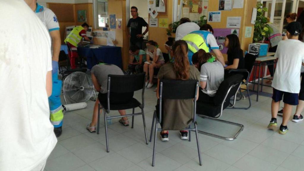 Estudiantes del IES Neil Armstrong de Valdemoro, antes de ser evacuados.