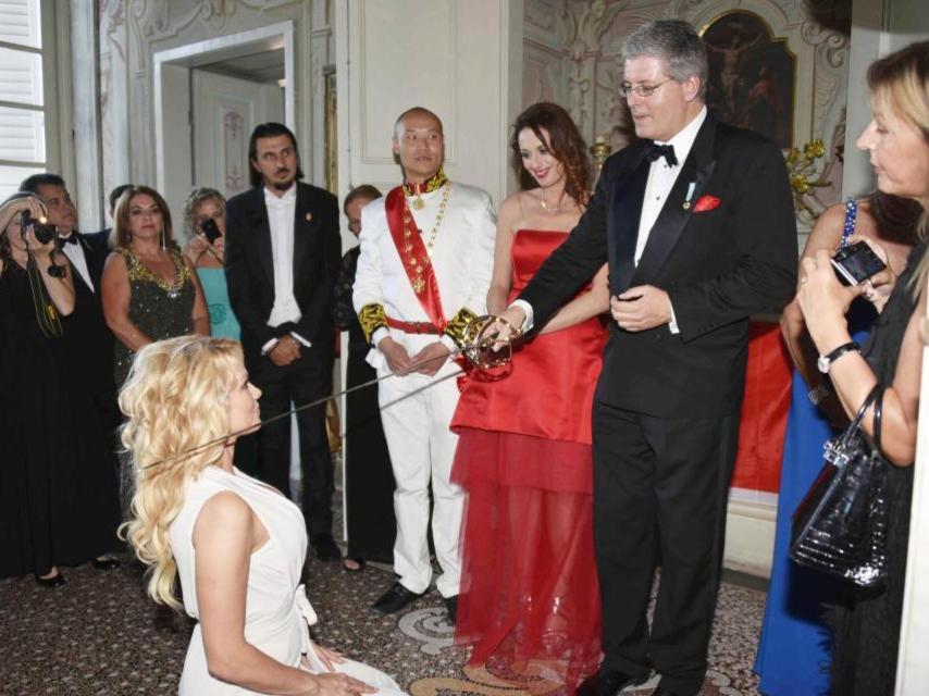 Pamela Anderson es nombrada condesa por el falso príncipe.