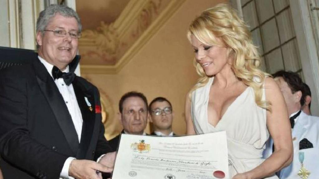 Momento en el que Cernetic entrega la falsa certificación de noble a la actriz.