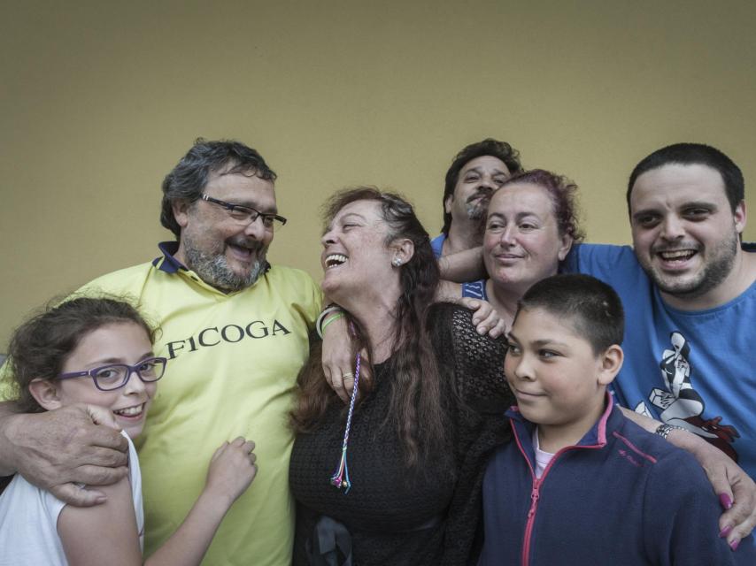 Los Moya Moya, con sus nietos y los padrinos. La vida les ha hecho pasar muchas dificultades, pero todavía son muy felices.