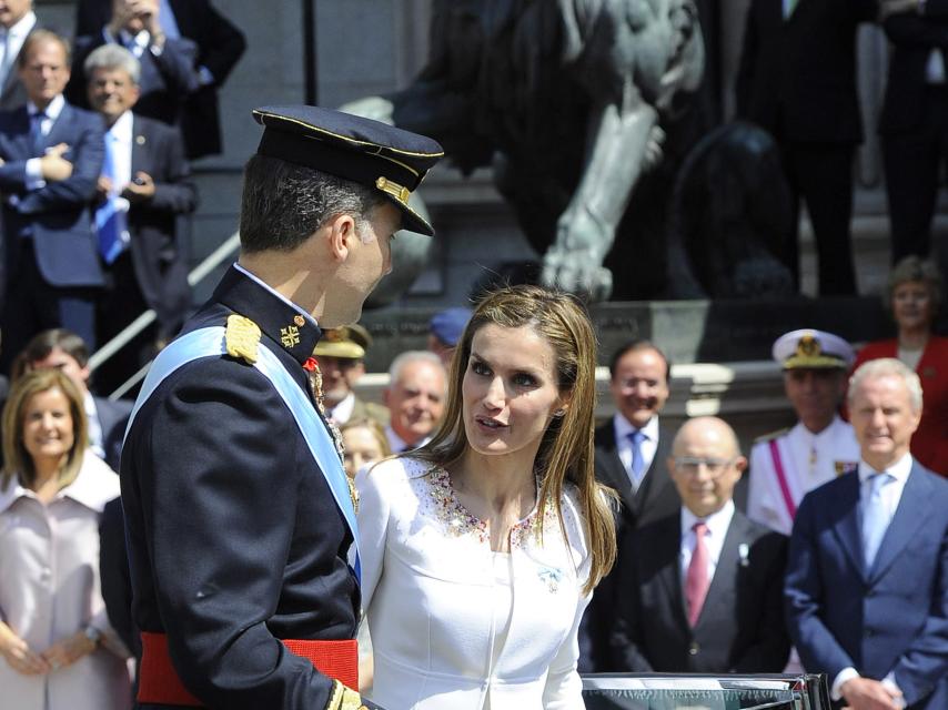 Felipe y Letizia, el día de su proclamación a las puertas del Congreso de los Diputados.