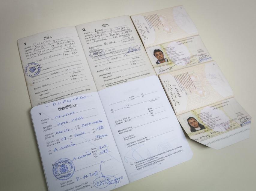 Comparativa de los libros de familia que acreditan que Daniel y Rosa son padres y hermanos a la vez. Un juez de A Coruña se los concedió hace unos pocos años. En el de arriba, más viejo, se puede ver cómo Cristina, la hija mayor de ambos, figuraba con los apellidos de la madre (Moya Peña). Después, ya reconocidos como núcleo familiar, en el de abajo aparece con el primer apellido del padre y de la madre: Moya Moya.