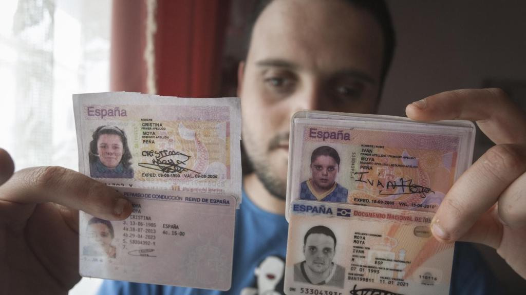 Cuando les dieron el libro de familia en el que reconocían a Daniel como su padre, Iván y Cristina se cambiaron los apellidos de los DNI.