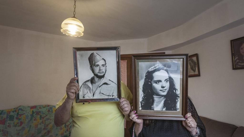 Daniel y Rosa María, posando con las fotos de la época en la que se conocieron. Se enamoraron sin saber que eran hermanos.