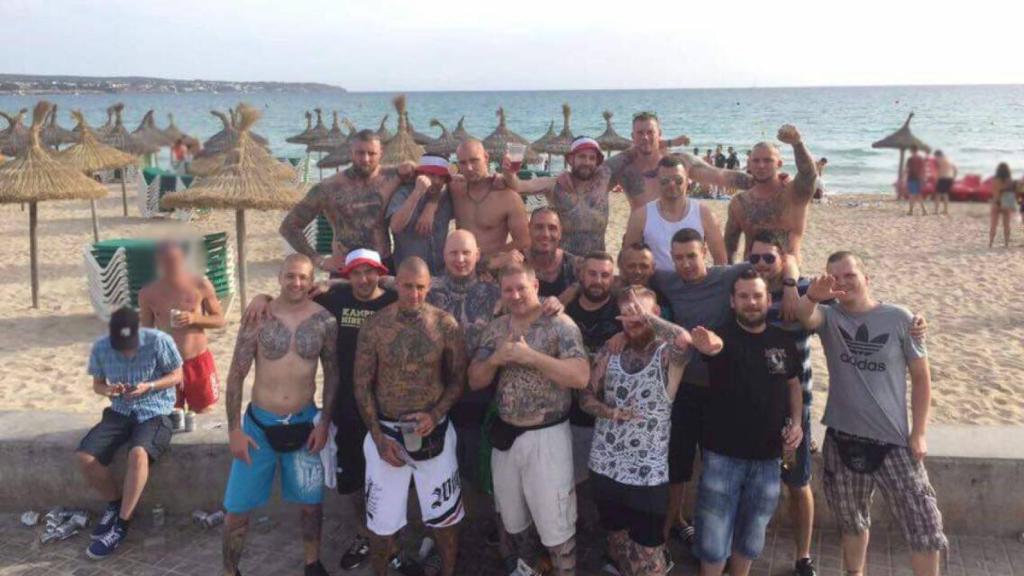 Los miembros alemanes de Hammerskin, en una playa de Mallorca antes de reventar el concierto