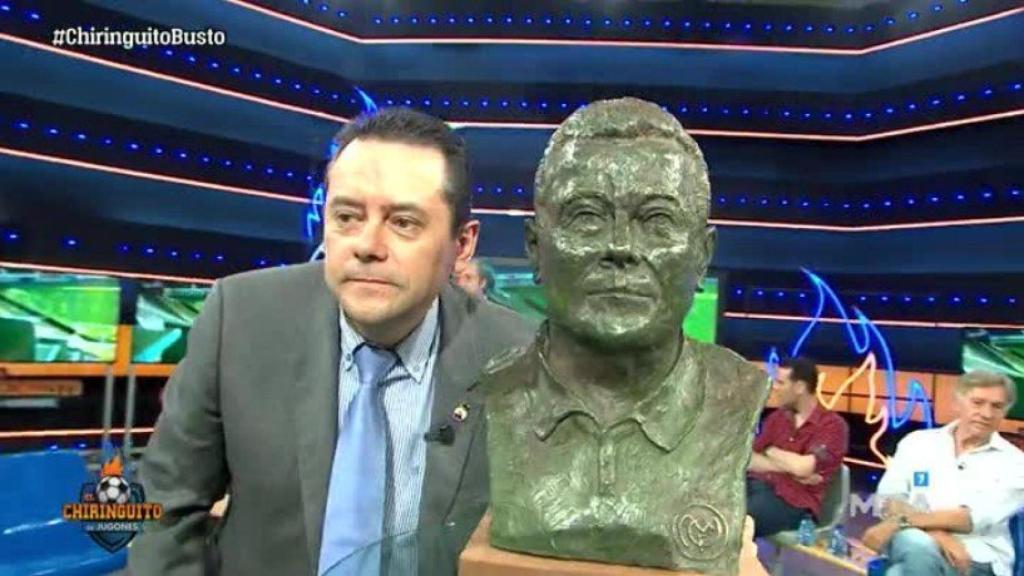 Roncero, junto a su busto en El Chiringuito