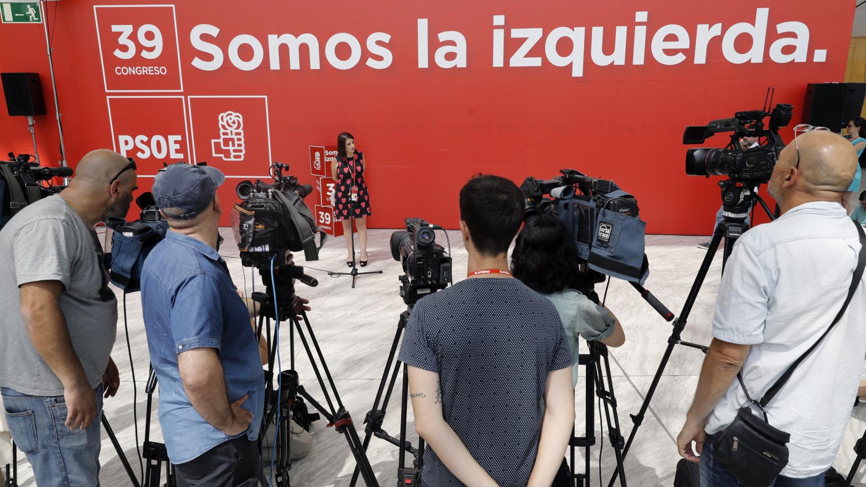 La diputada del PSOE Adriana Lastra en el lugar donde se celebrará del 39º Congreso del partido socialista, que tiene lugar este fin de semana en Madrid. EFE/Emilio Naranjo