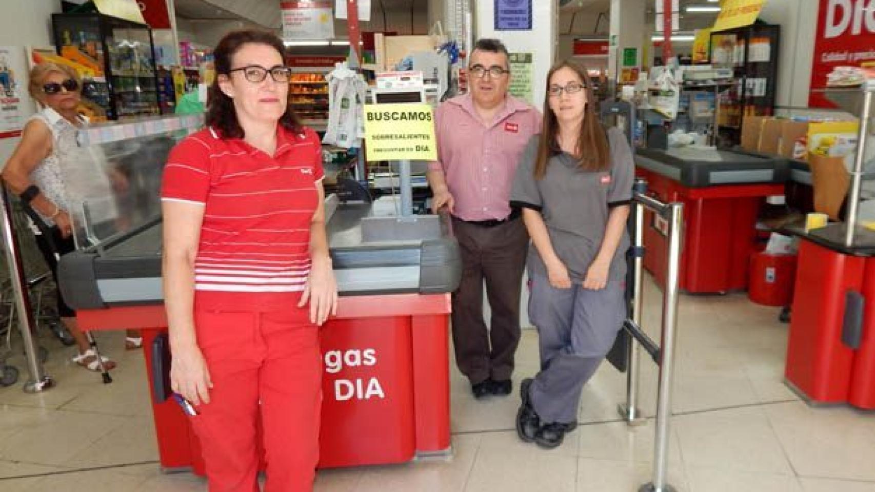 El franquiciado, Julián Gómez Corral, junto a sus dos empleadas.