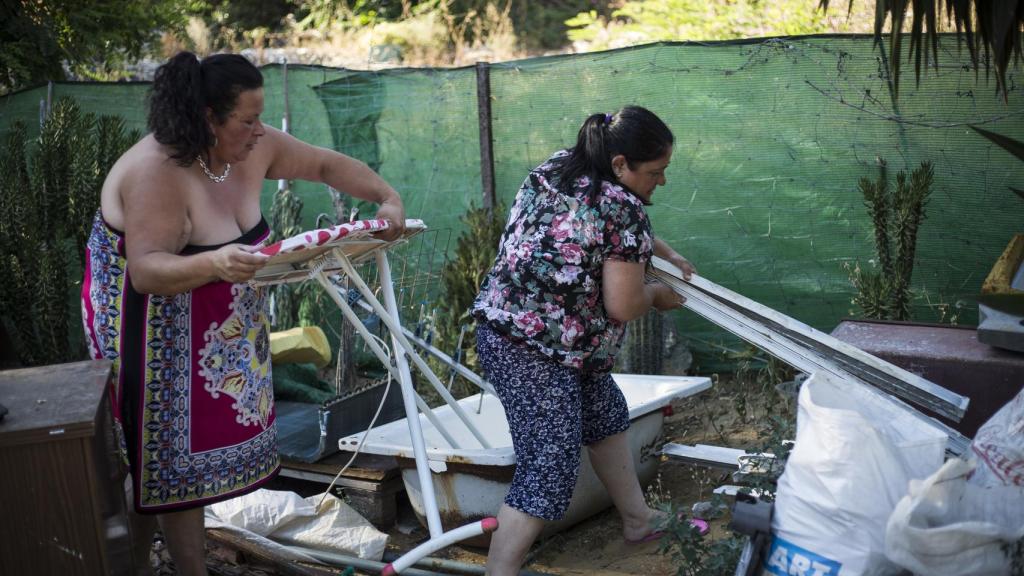 Una vecina de Laura que también ha ocupado una vivienda recoge chatarra que almacena en un terreno que le ha cedido un conocido. Luego, su marido la revende para sacarse algo de dinero con el que vivir.