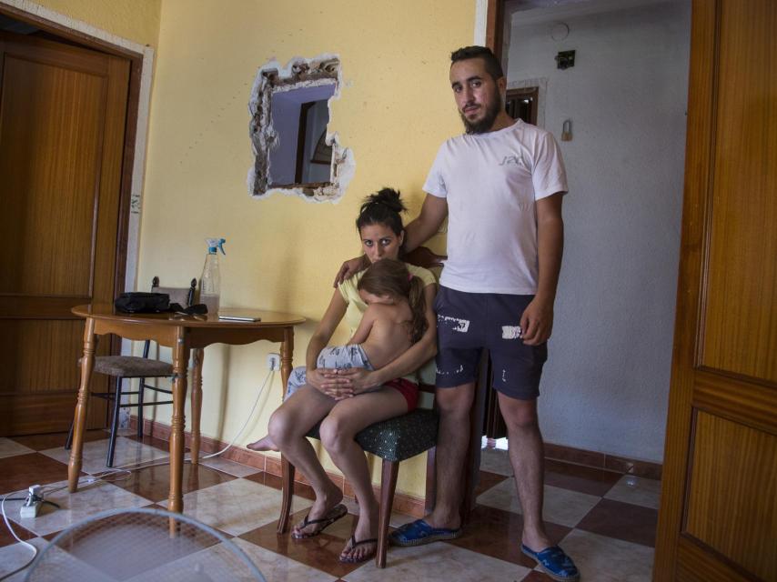 Josefa tiene cuatro hijos. El día que la visitamos daba de comer a Carmen, de cinco años. Junto a ambas está Antonio, pareja de Josefa.