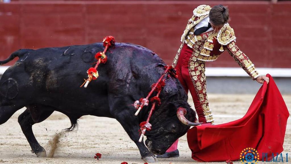 Natural de El Juli al cuarto toro de la Beneficencia, presidida por Felipe VI