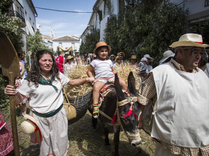 Una niña cabalga a lomos de la burra Josefa.
