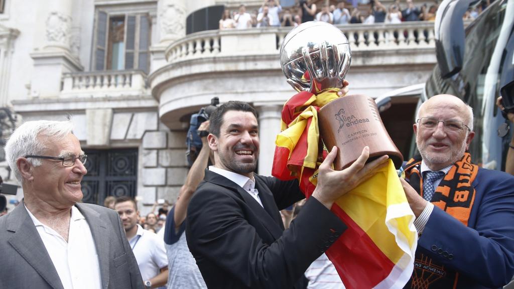 Joan Ribó, Rafa Martínez y Juan Roig en la celebración de la conquista de la ACB.