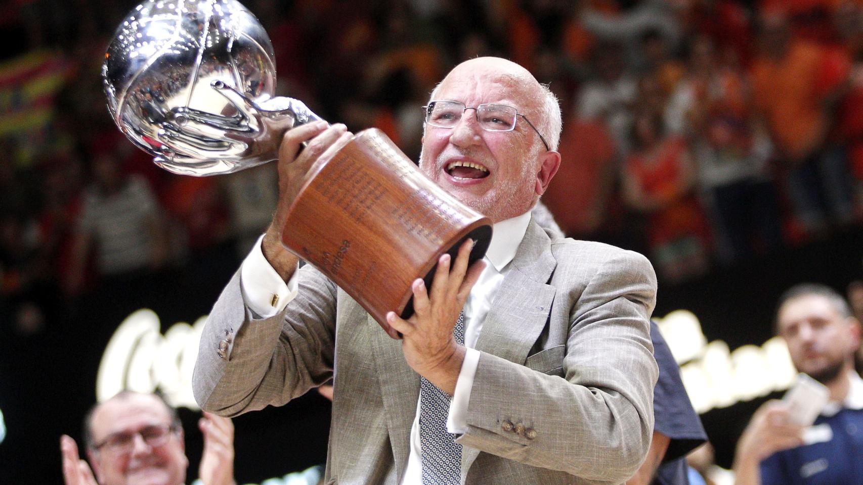 Juan Roig con el trofeo de campeón de la ACB.