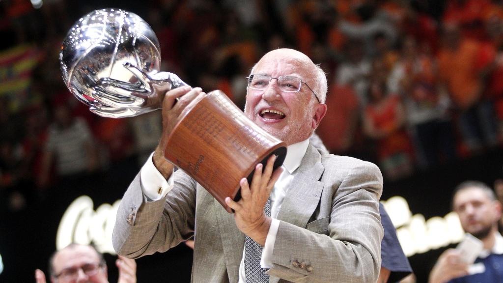 Juan Roig con el trofeo de campeón de la ACB.