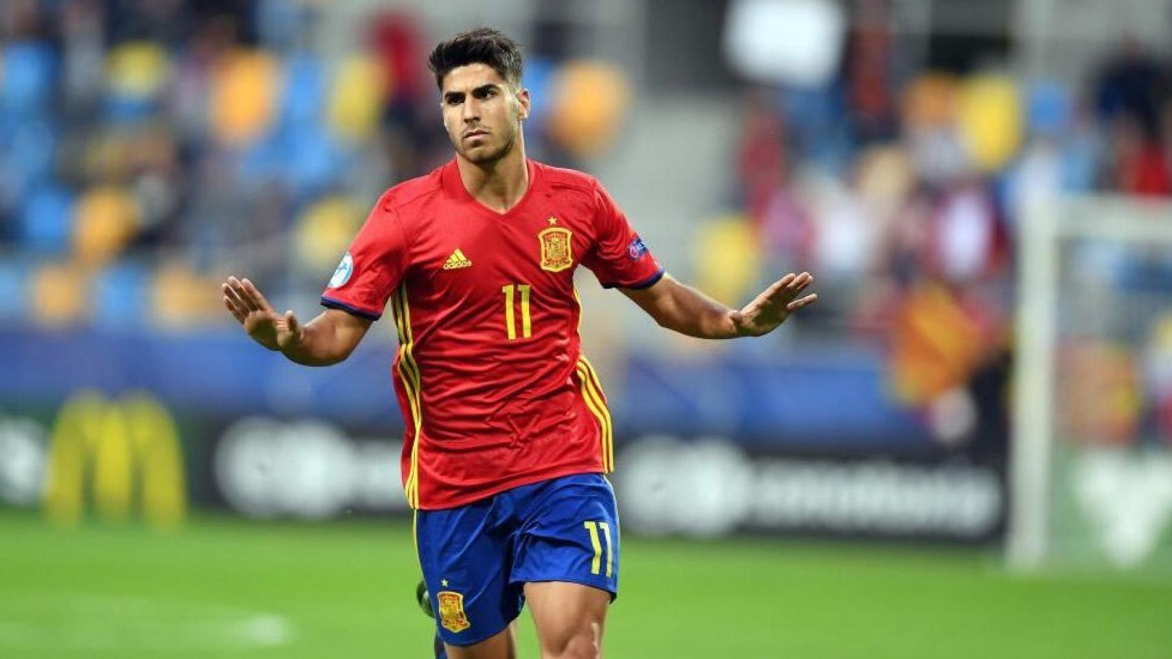 Marco Asensio celebra uno de sus tres goles ante Macedonia.