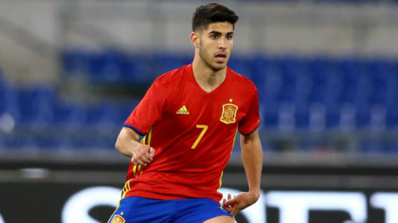 Asensio, defendiendo a España   Foto; Twitter (@ellarguero)