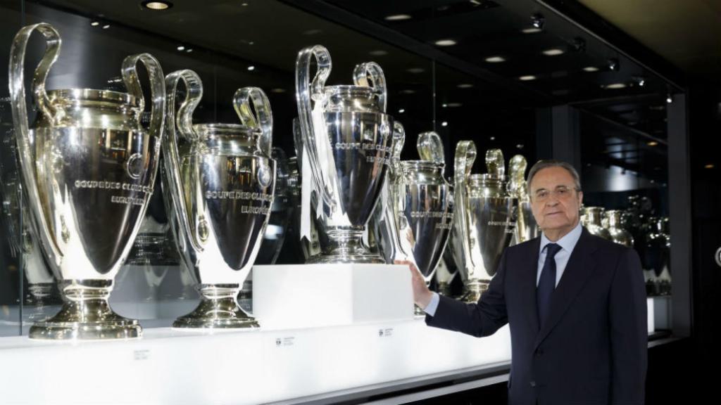 Florentino Pérez al colocar la Duodécima Copa de Europa.