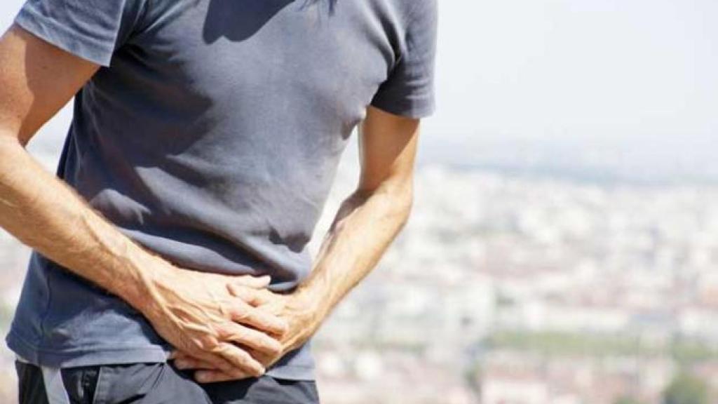 La inflamación de la próstata puede provocar incontinencia en hombres.