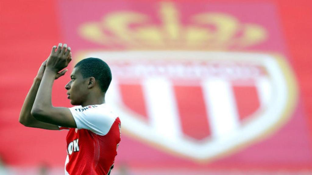 Mbappé saluda a su afición.