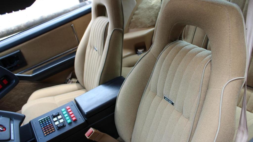 La tapicería que compró MIchael Miralles procede de Estados Unidos y es exacta a la original