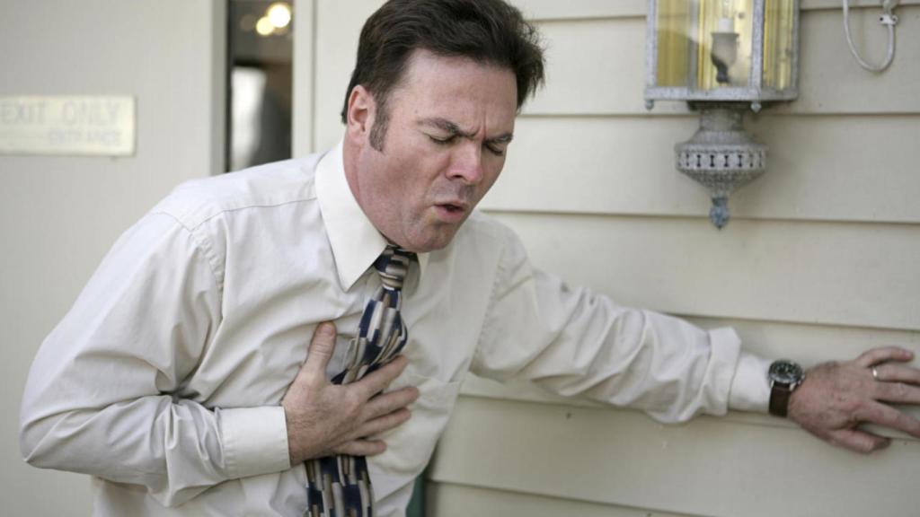 Un hombre se lleva la mano al pecho.
