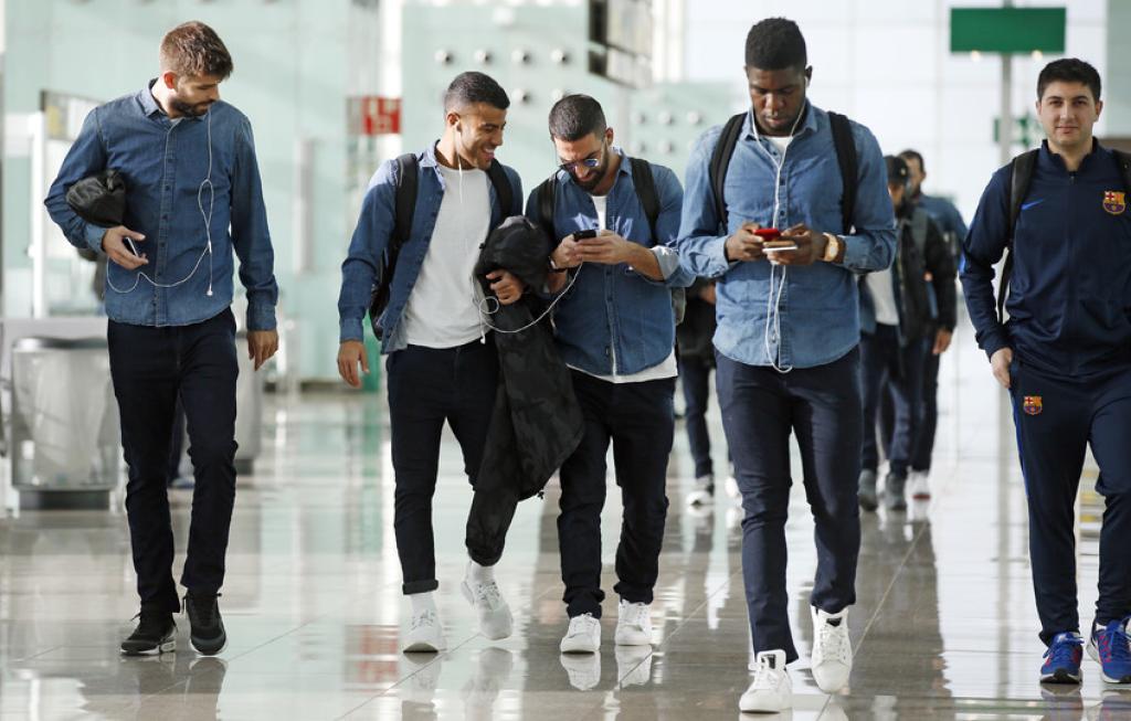 Los jugadores del Barça enganchados al hilo musical.