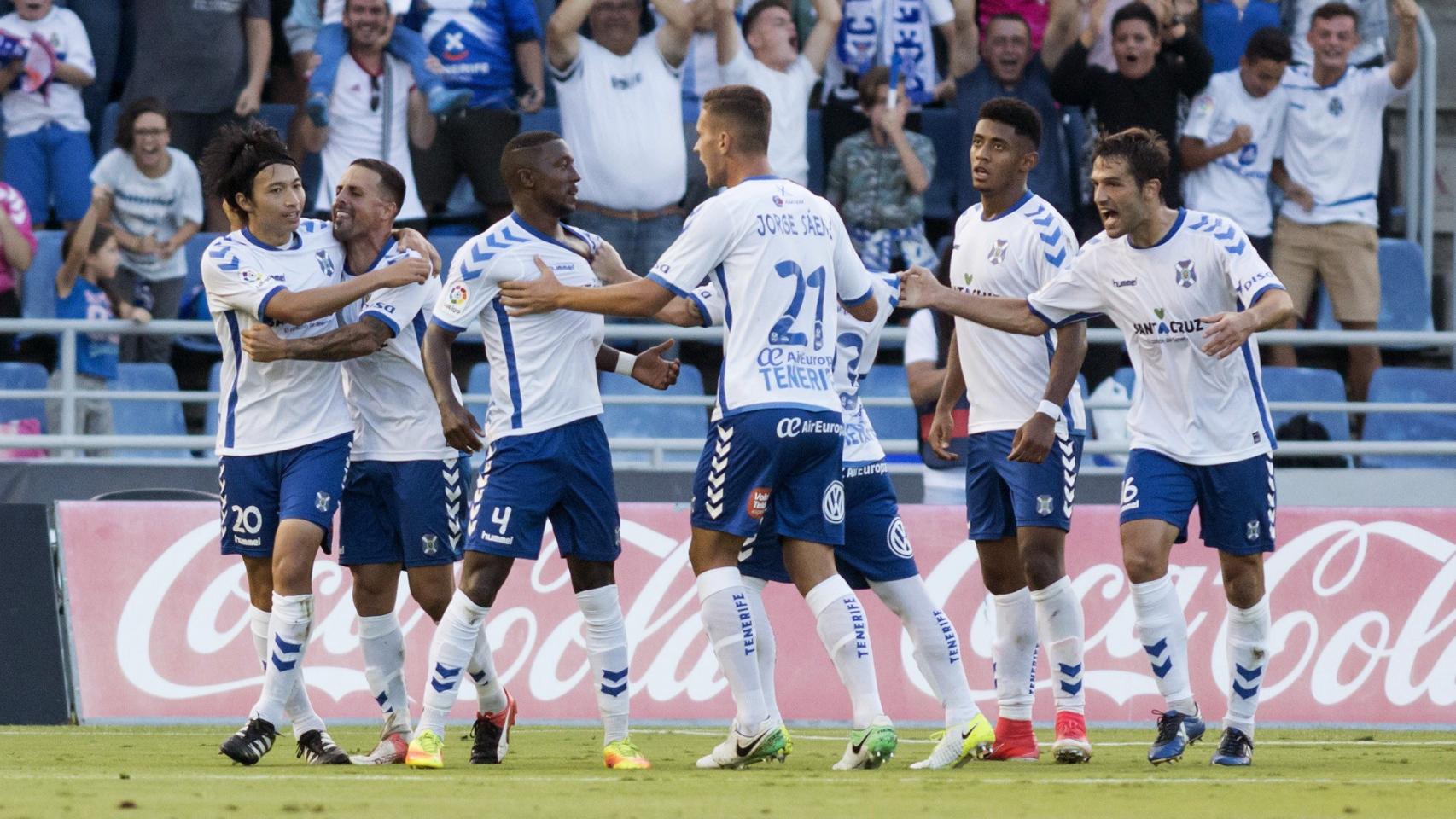 Los jugadores del Tenerife celebran el gol ante el Cádiz.