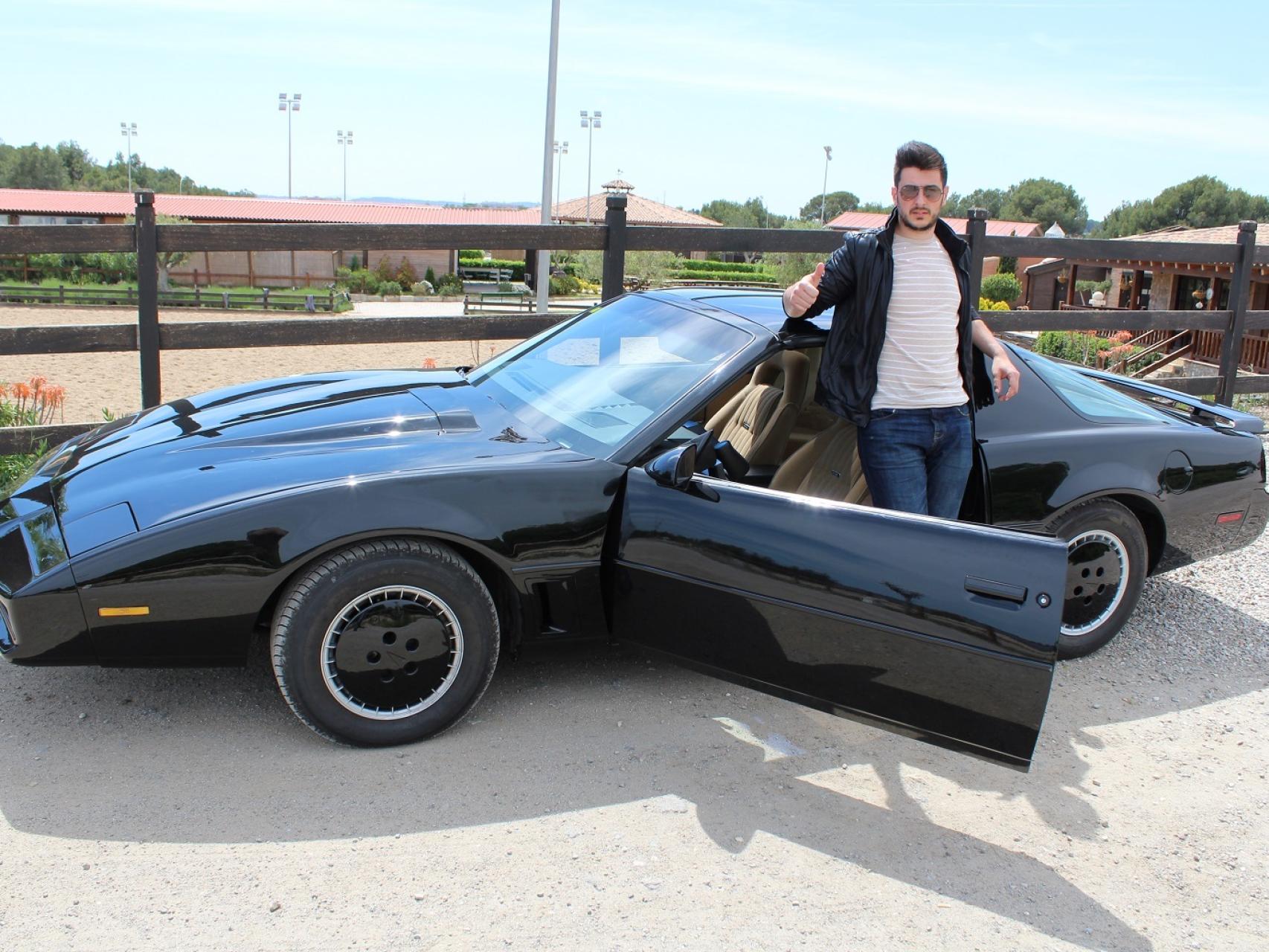 Michael Miralles es el propietario de una de las réplicas más exactas del mundo del coche fantástico