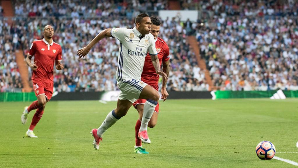 Danilo intenta llegar a un balón largo en el partido ante el Sevila. Foto: Pedro Rodríguez / El Bernabéu
