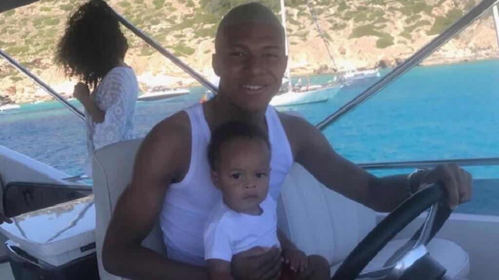 Mbappé de vacaciones en Mallorca. Foto: Twitter (@kmappe)