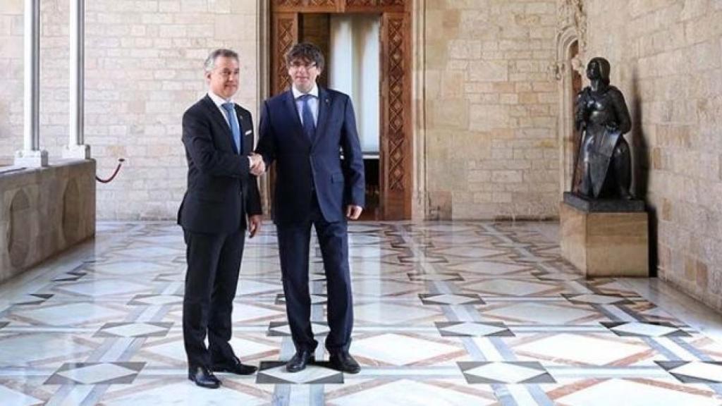El presidente Carles Puigdemont (d) con el lehendakari Íñigo Urkullu.