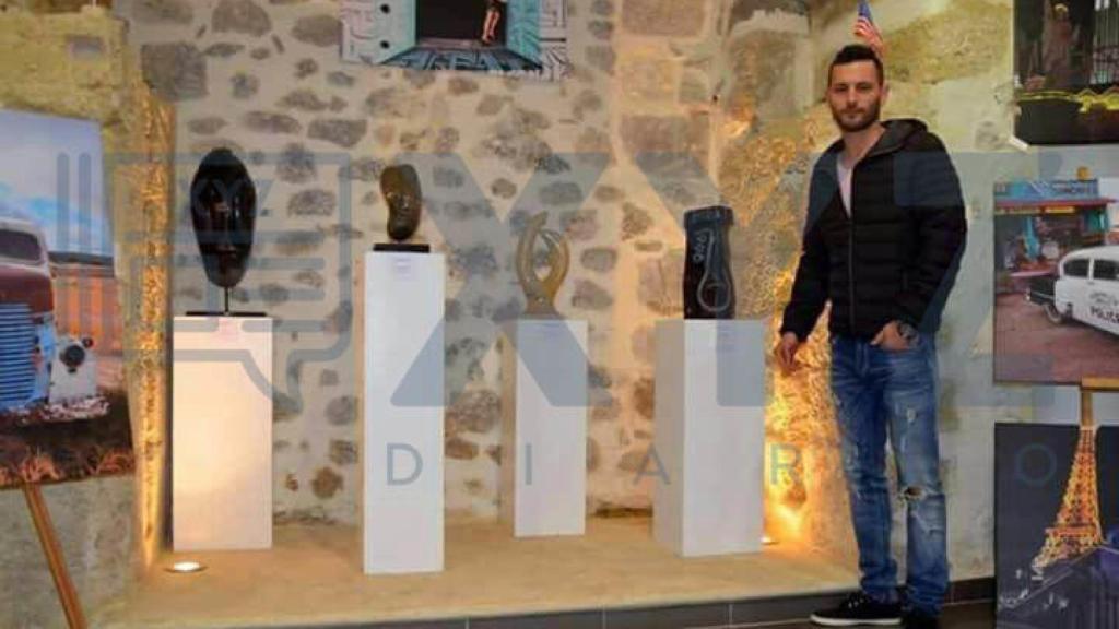 Samuel Benitez posa ante sus esculturas que vende al mejor postor
