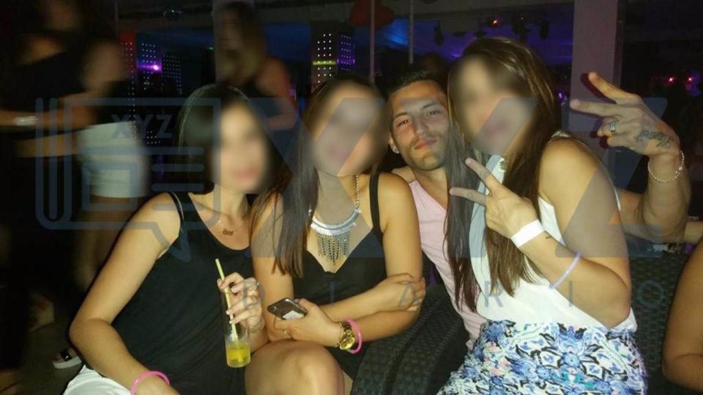 Benitez junto a un grupo de amigas en el sur de Francia